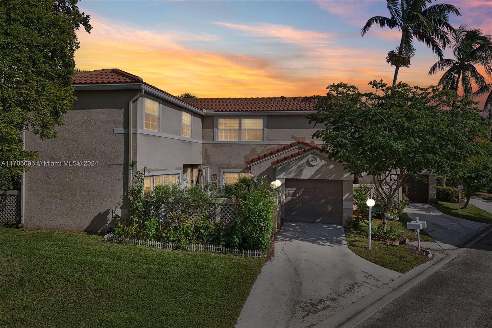 EMBASSY LAKES - Residential