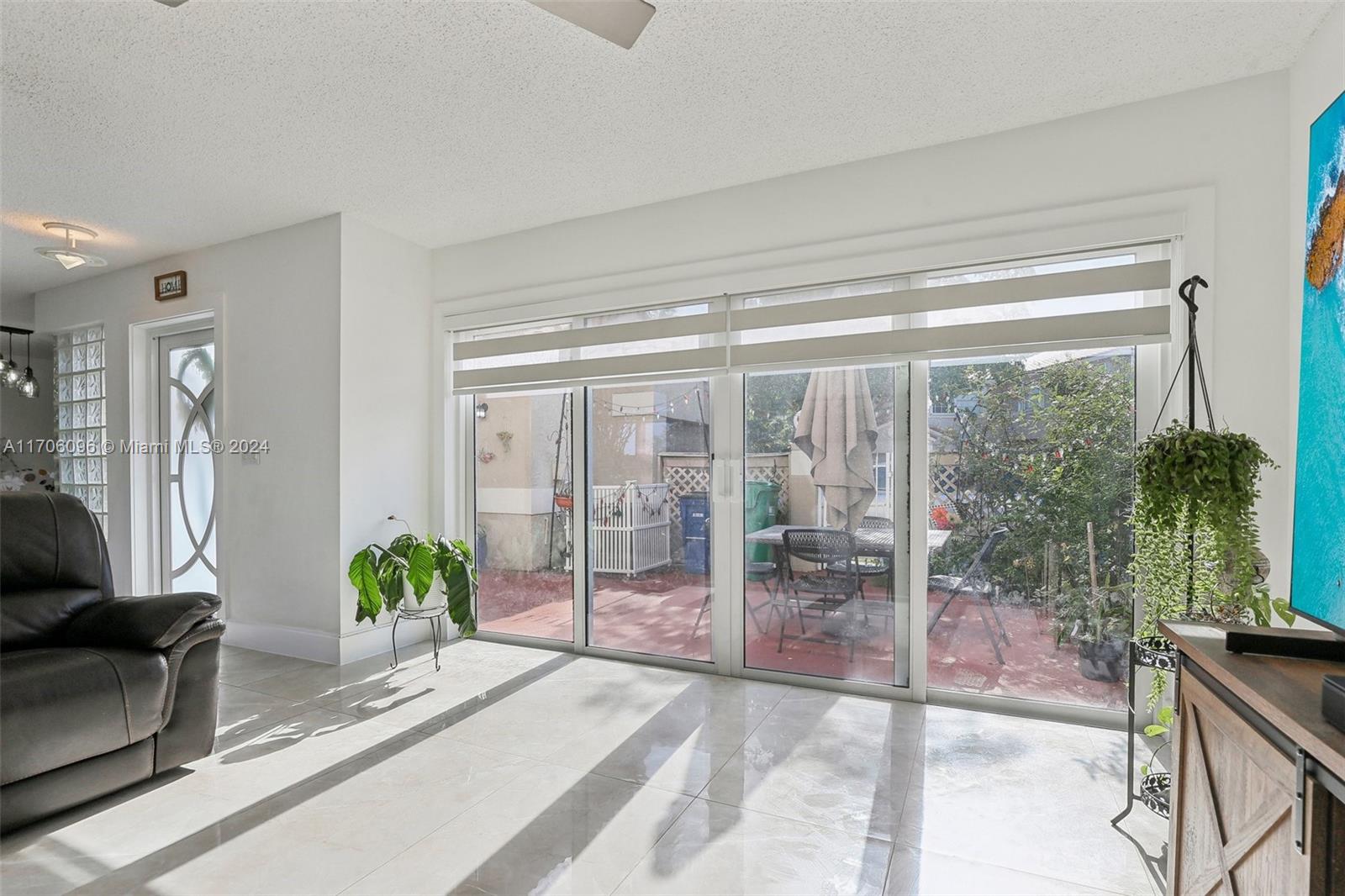 EMBASSY LAKES - Residential