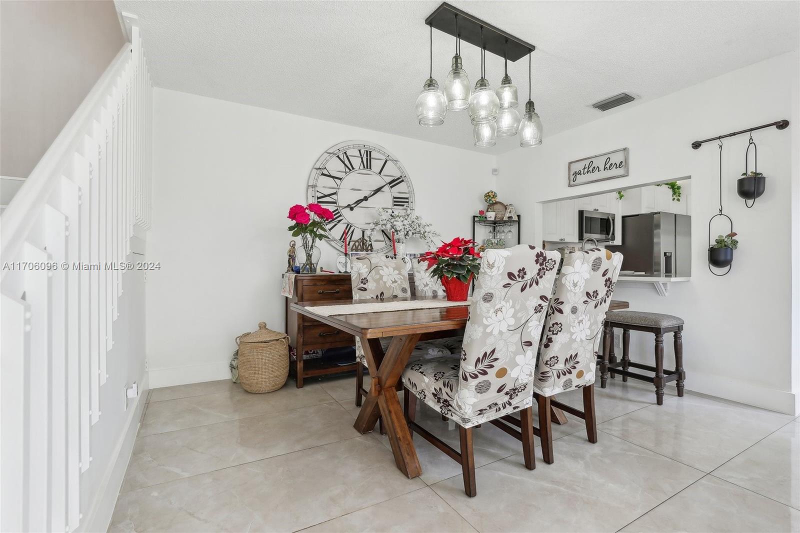 EMBASSY LAKES - Residential