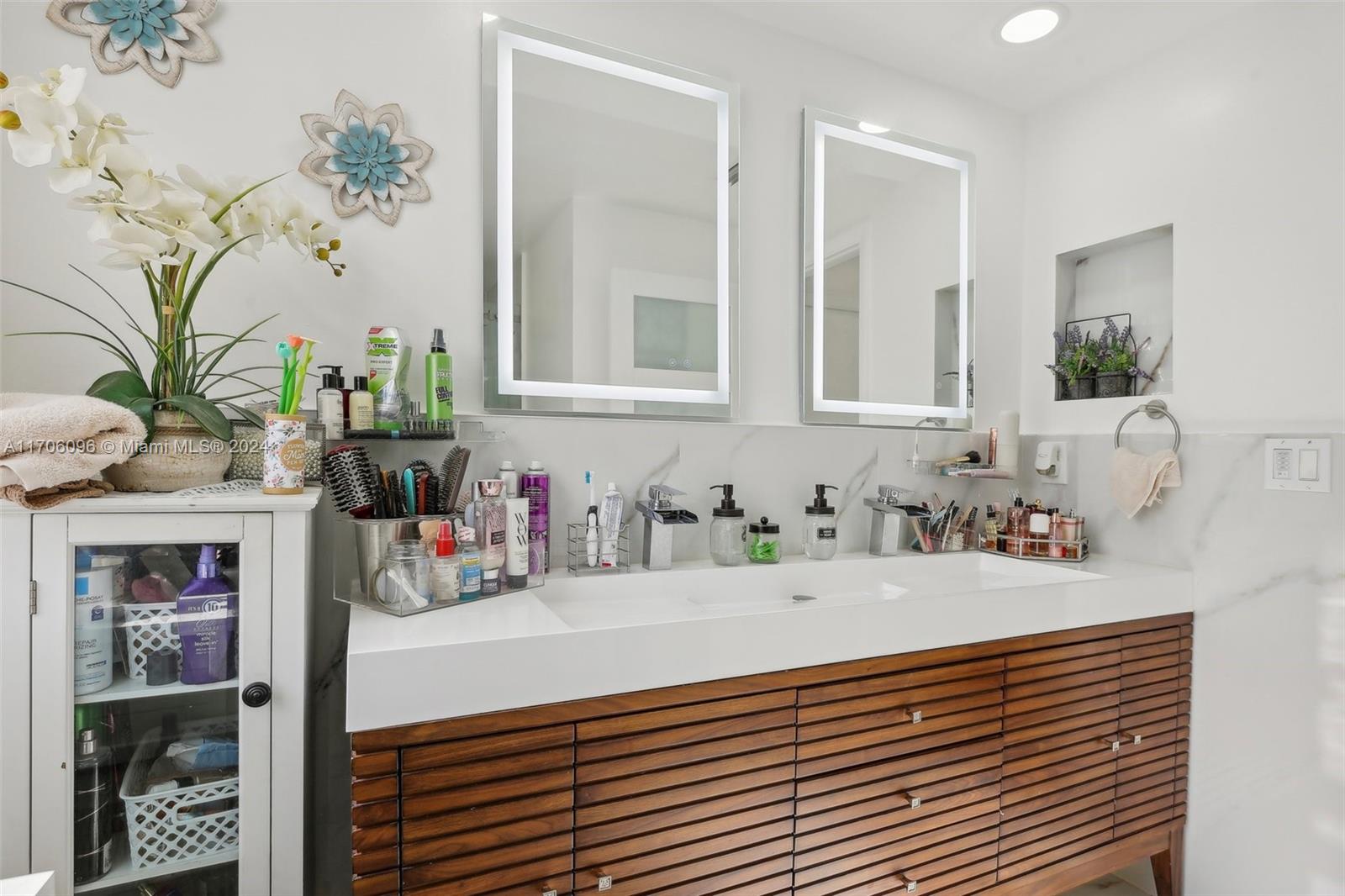 EMBASSY LAKES - Residential