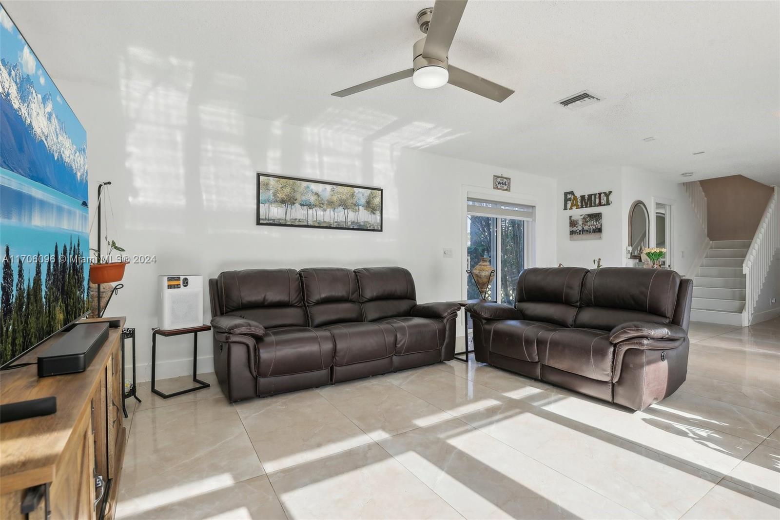 EMBASSY LAKES - Residential