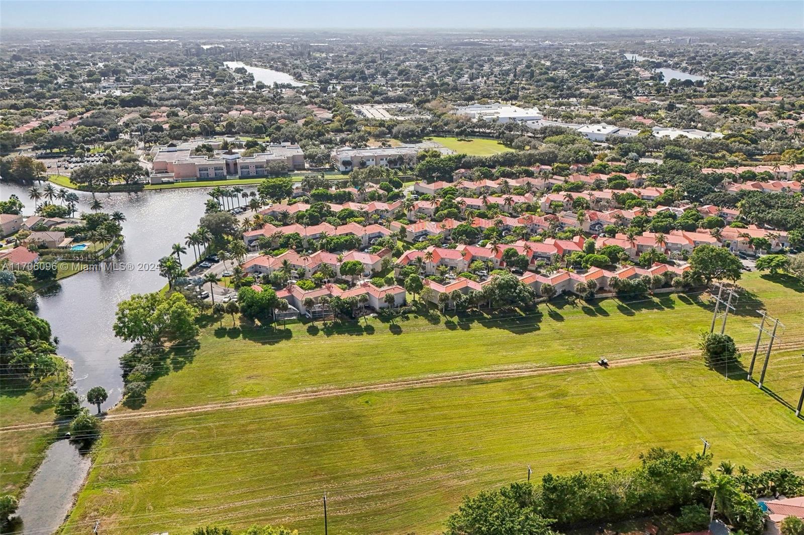 EMBASSY LAKES - Residential