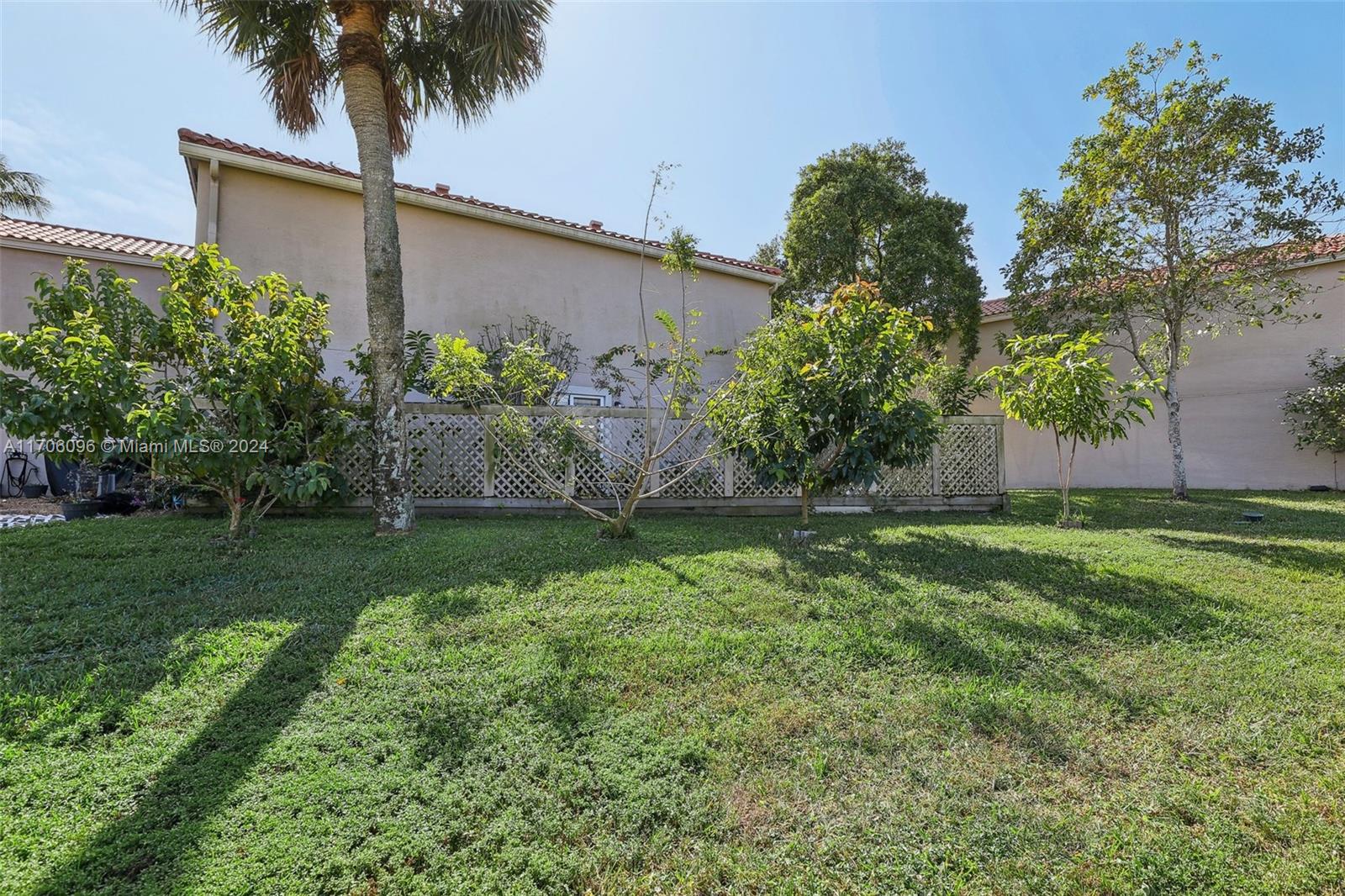 EMBASSY LAKES - Residential