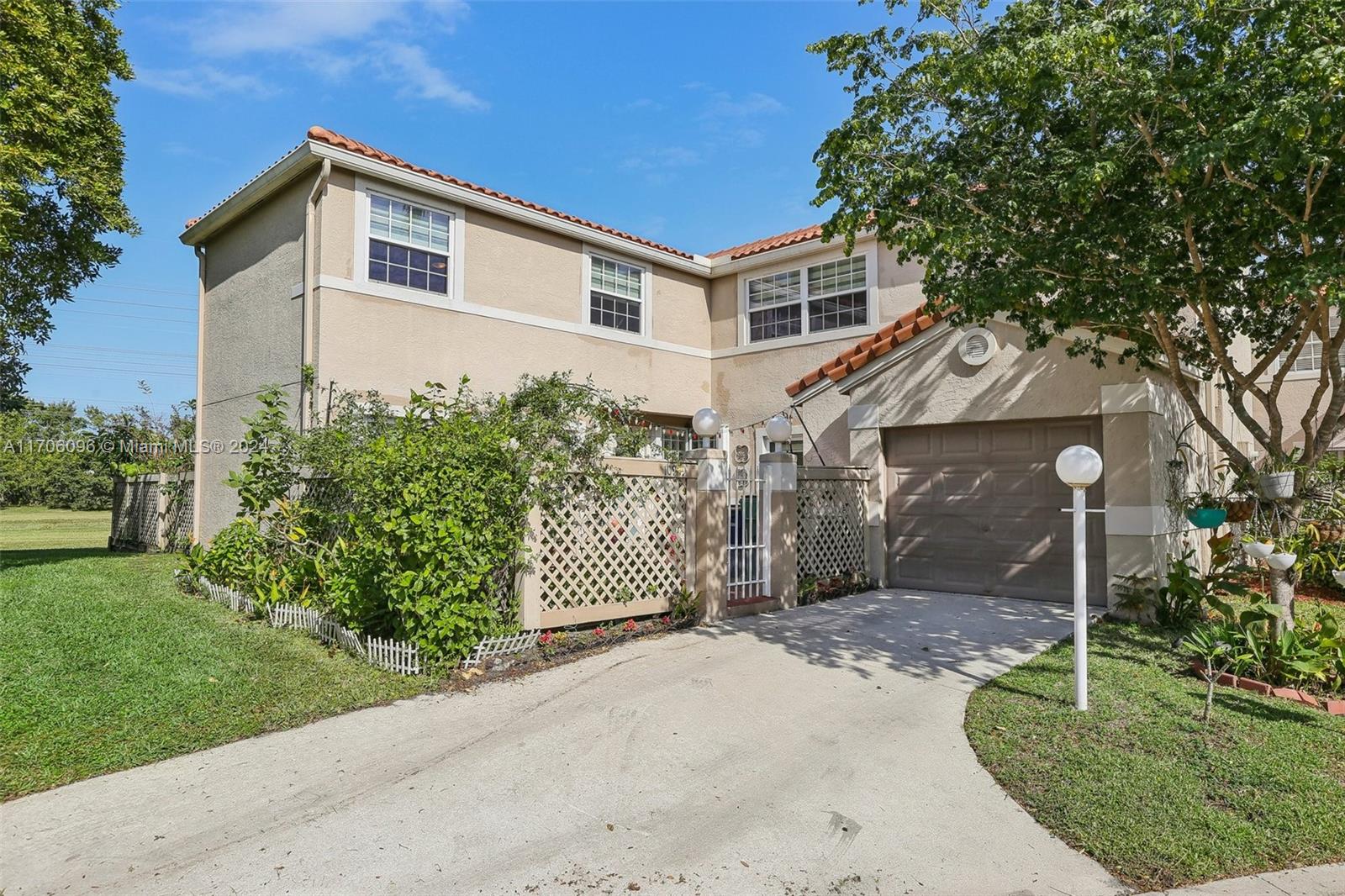 EMBASSY LAKES - Residential