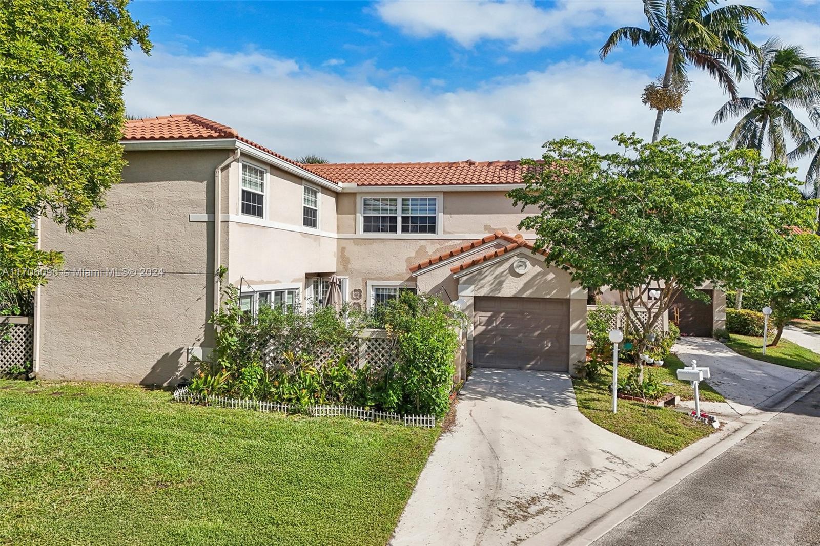 EMBASSY LAKES - Residential
