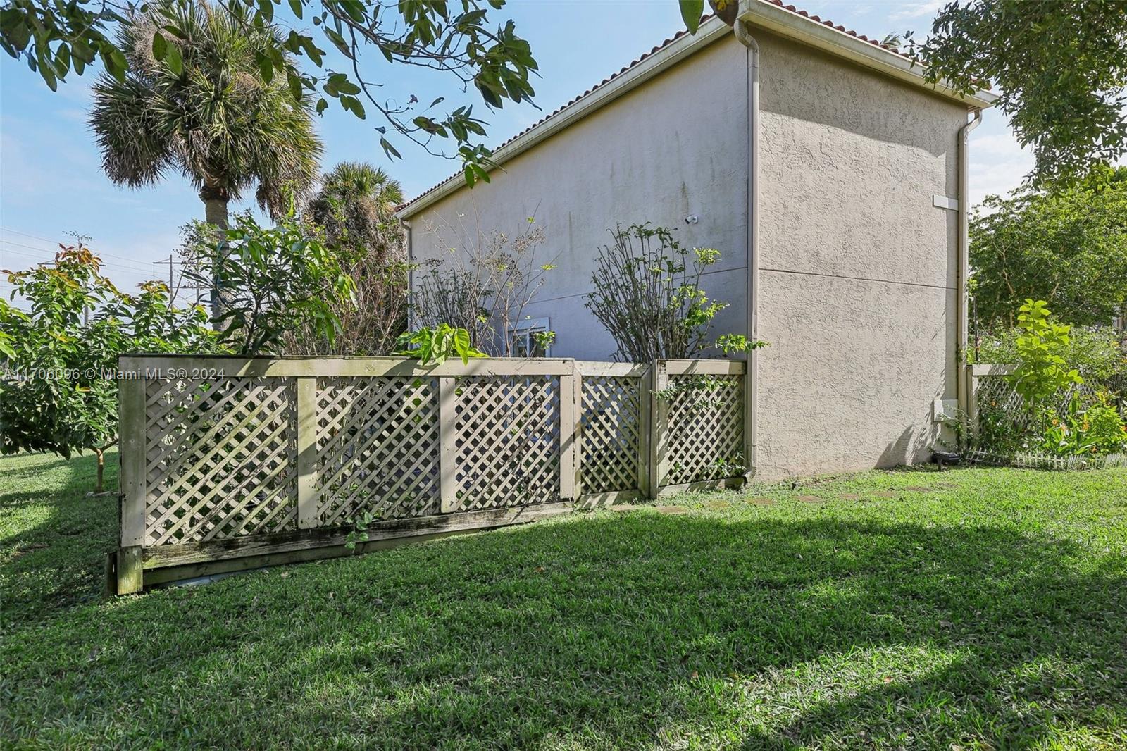 EMBASSY LAKES - Residential