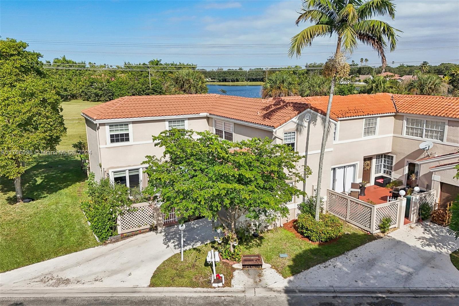 EMBASSY LAKES - Residential