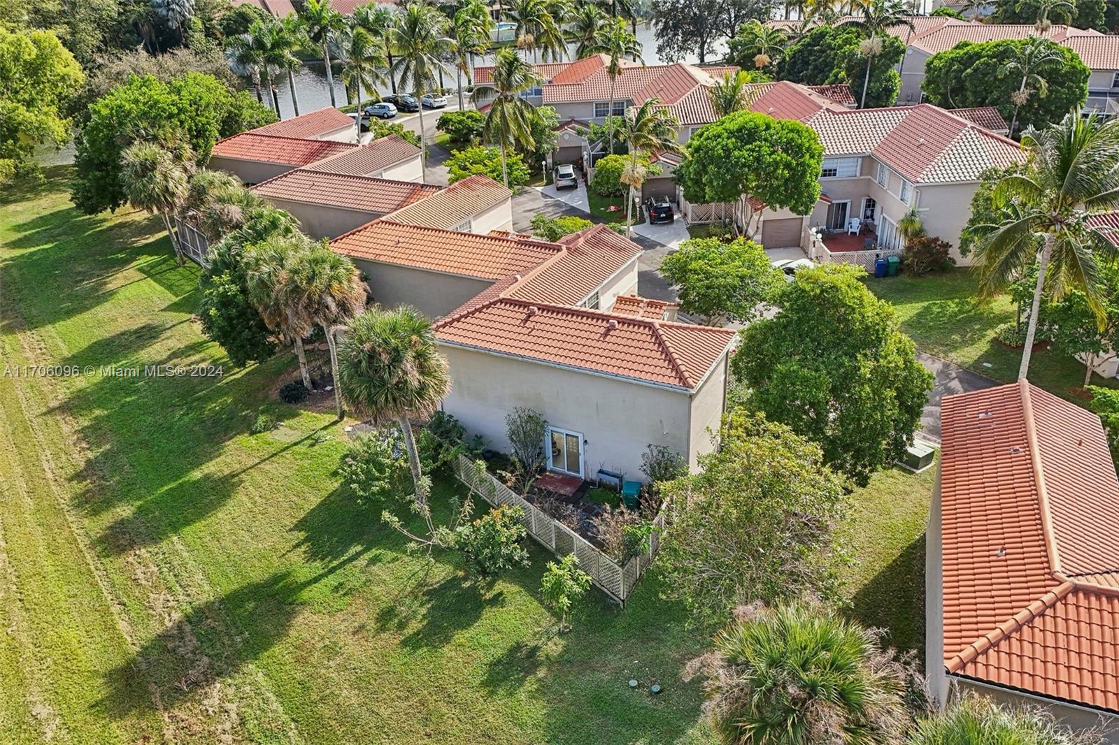 EMBASSY LAKES - Residential