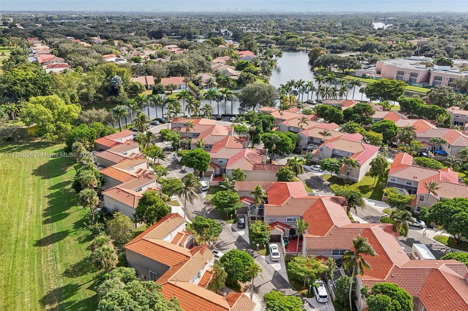 EMBASSY LAKES - Residential