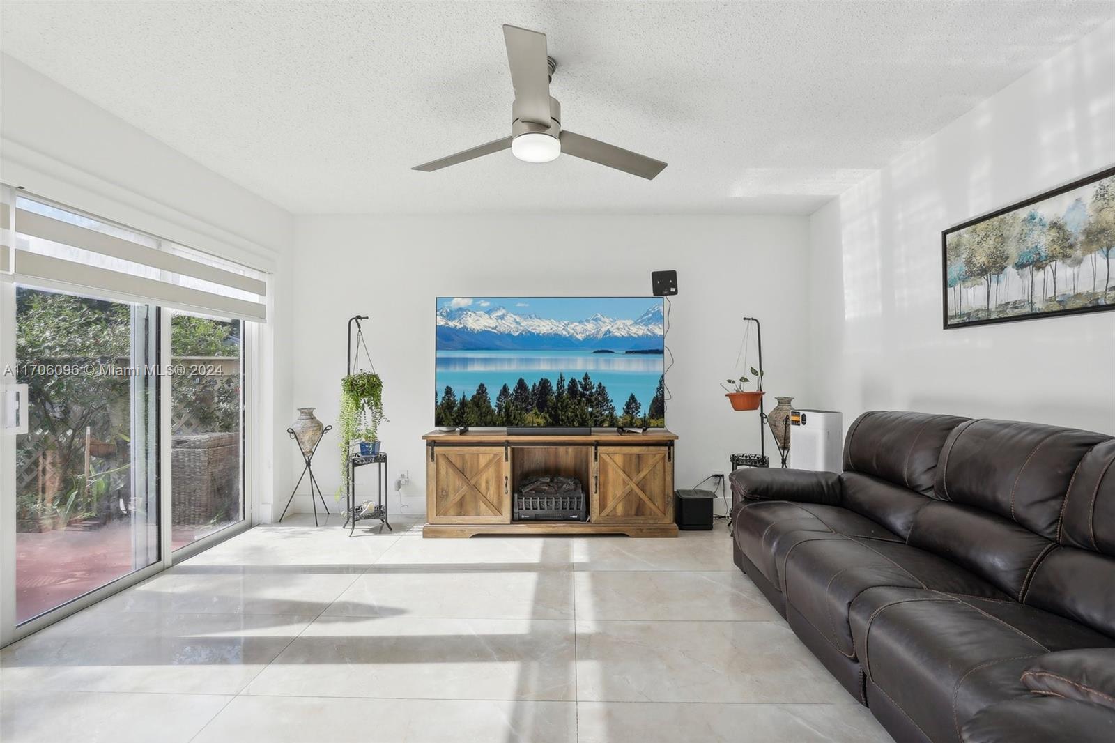 EMBASSY LAKES - Residential