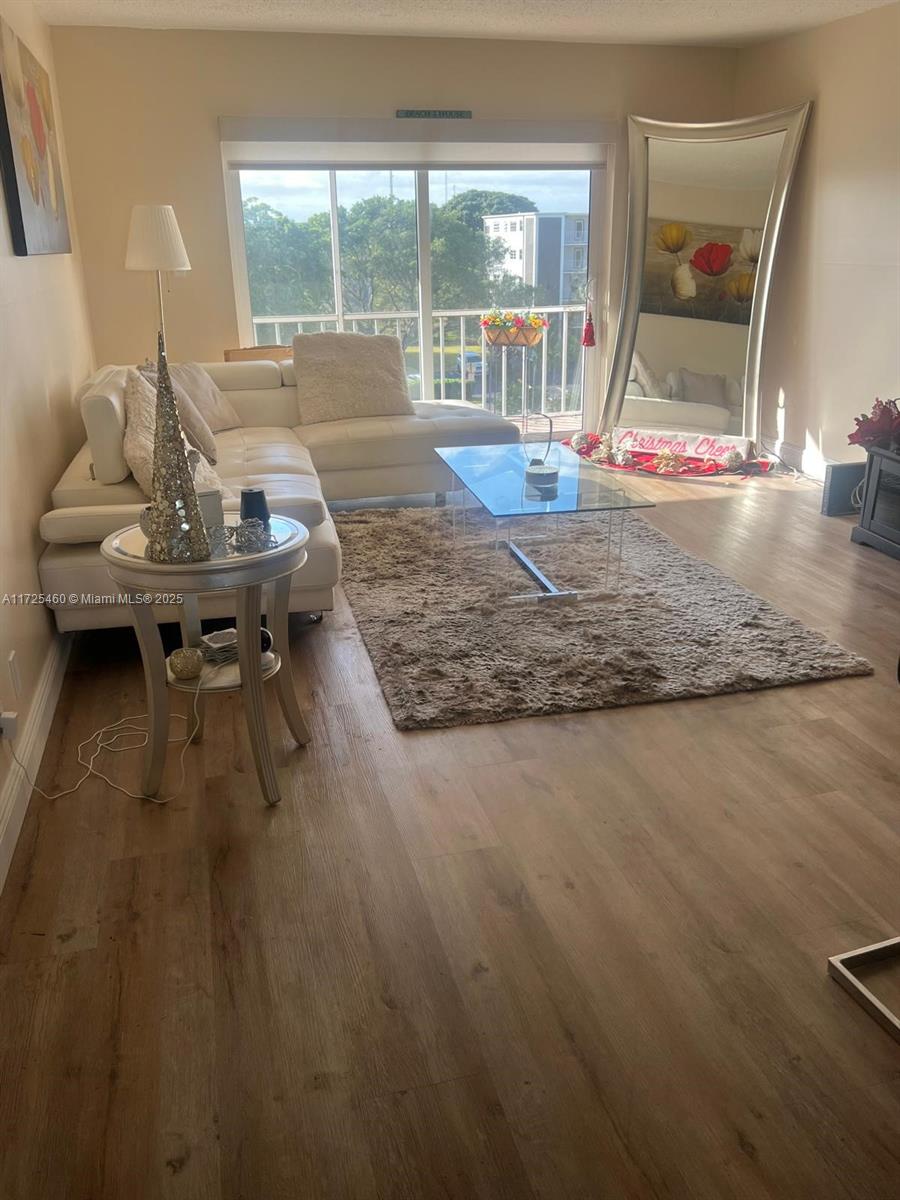 HILLCREST COUNTRY CLUB AP - Residential