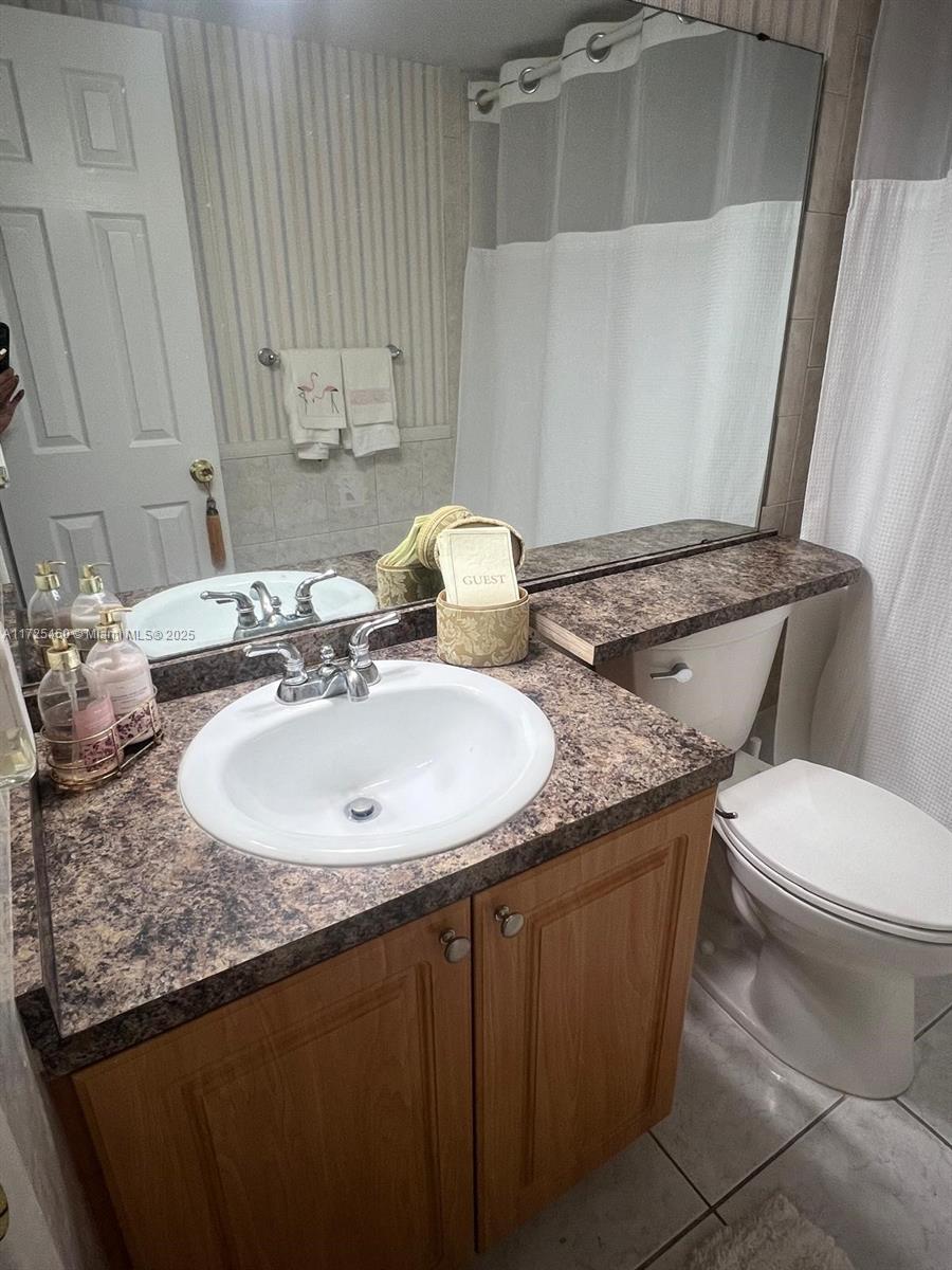 HILLCREST COUNTRY CLUB AP - Residential
