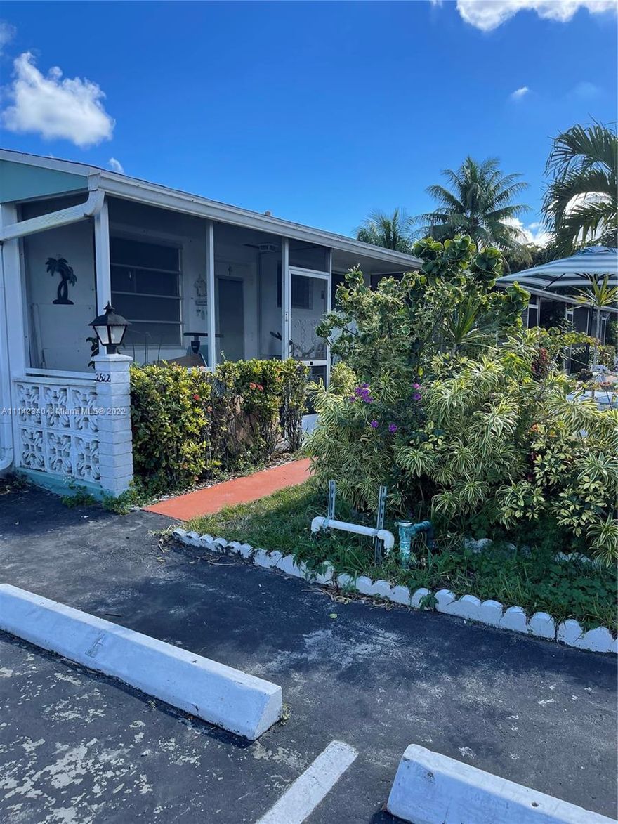 Great location!  Close to shops, beaches, restaurants.  Very well-maintained villa.  No upstairs neighbors.  Front and back pork to meet with friends and neighbors.  Parking space big enough for two cars, one behind the other. Laundry facilities, low maintenance fee paid once a year.