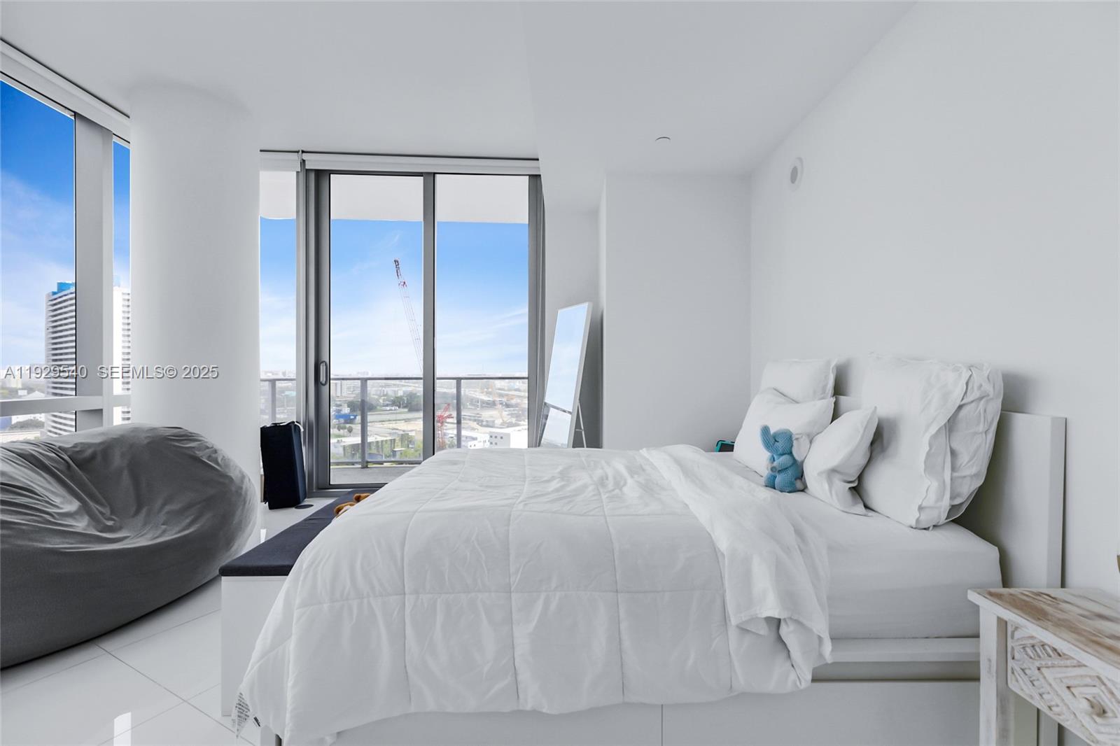 PARAMOUNT MIAMI WORLDCENT - Residential Lease