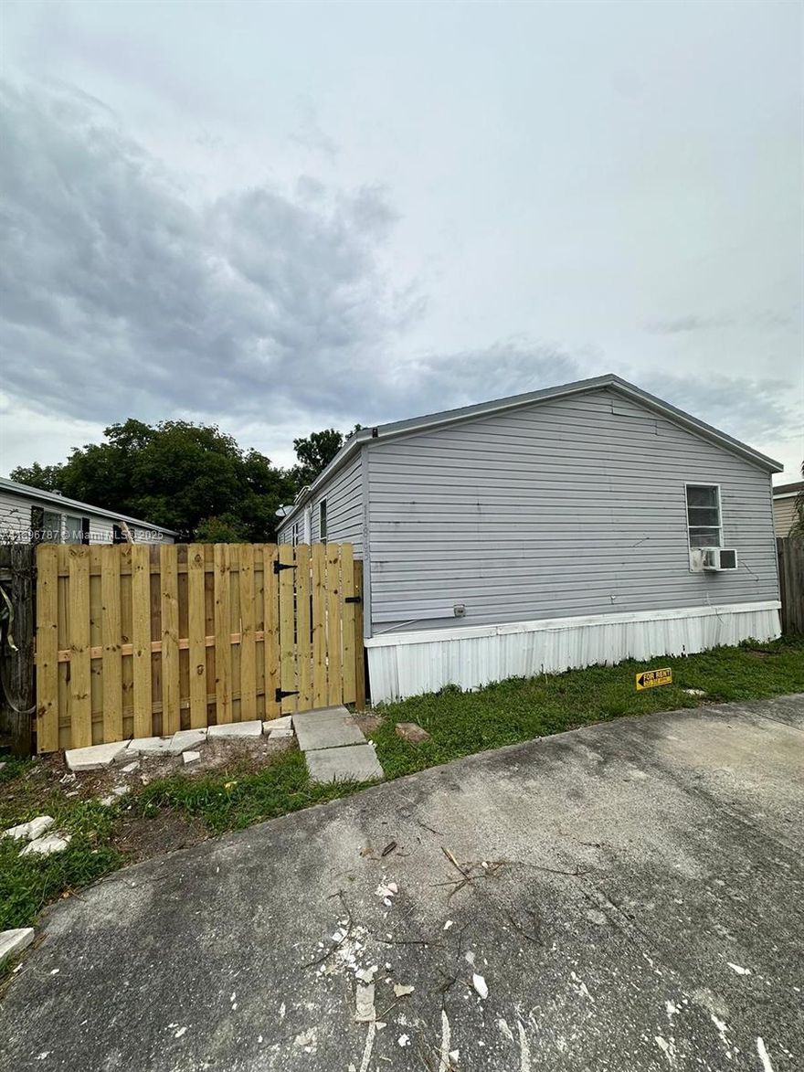 Welcome to this beautiful and cozy 3/2 mobile home. Freshly painted, amazing vinyl flooring, new kitchen cabinets, and a washer and dryer in the unit. It is a very spacious property, with a nice backyard and lots of parking space. Very well located, close to Publix, malls, and gas stations. Amazing schools.

Don't miss out on the opportunity to make this lovely property your new home.

To apply for this rental, no prior evictions are accepted. Proof of income and credit will also be required. RAPID APPROVAL.

HABLAMOS ESPANOL
FALAMOS PORTUGUES