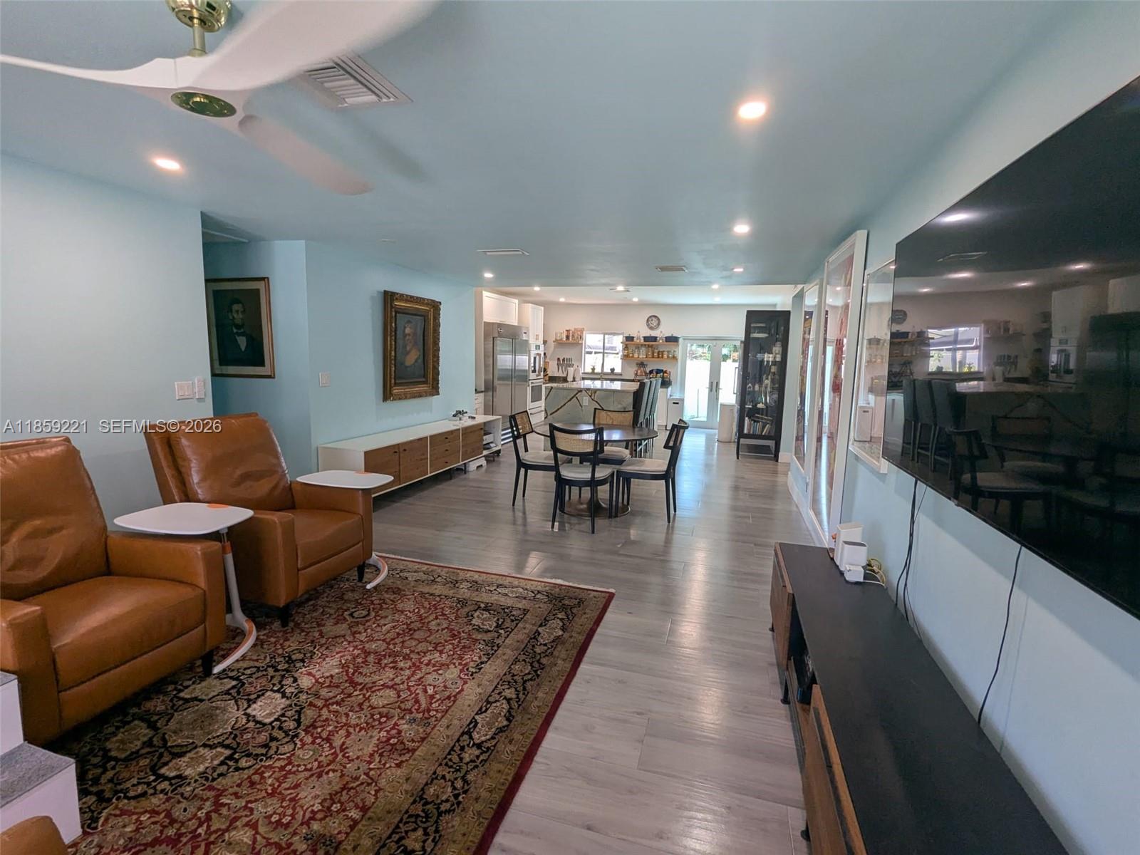 TROPICAL MANORS - Residential