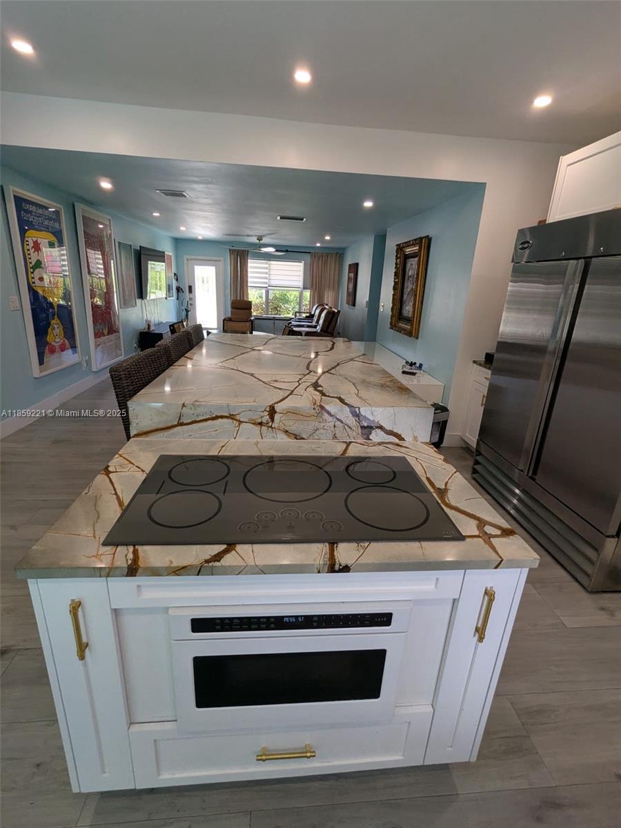 TROPICAL MANORS - Residential