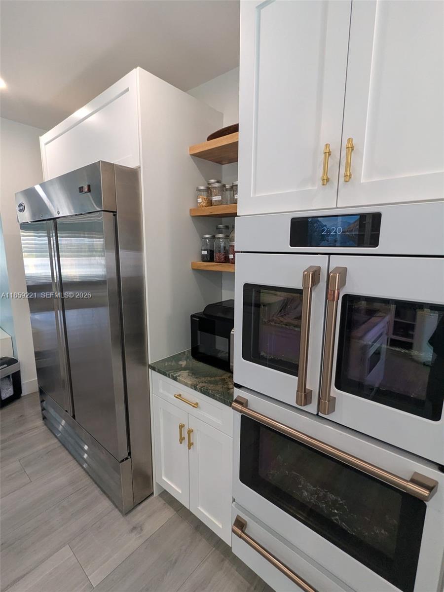 TROPICAL MANORS - Residential