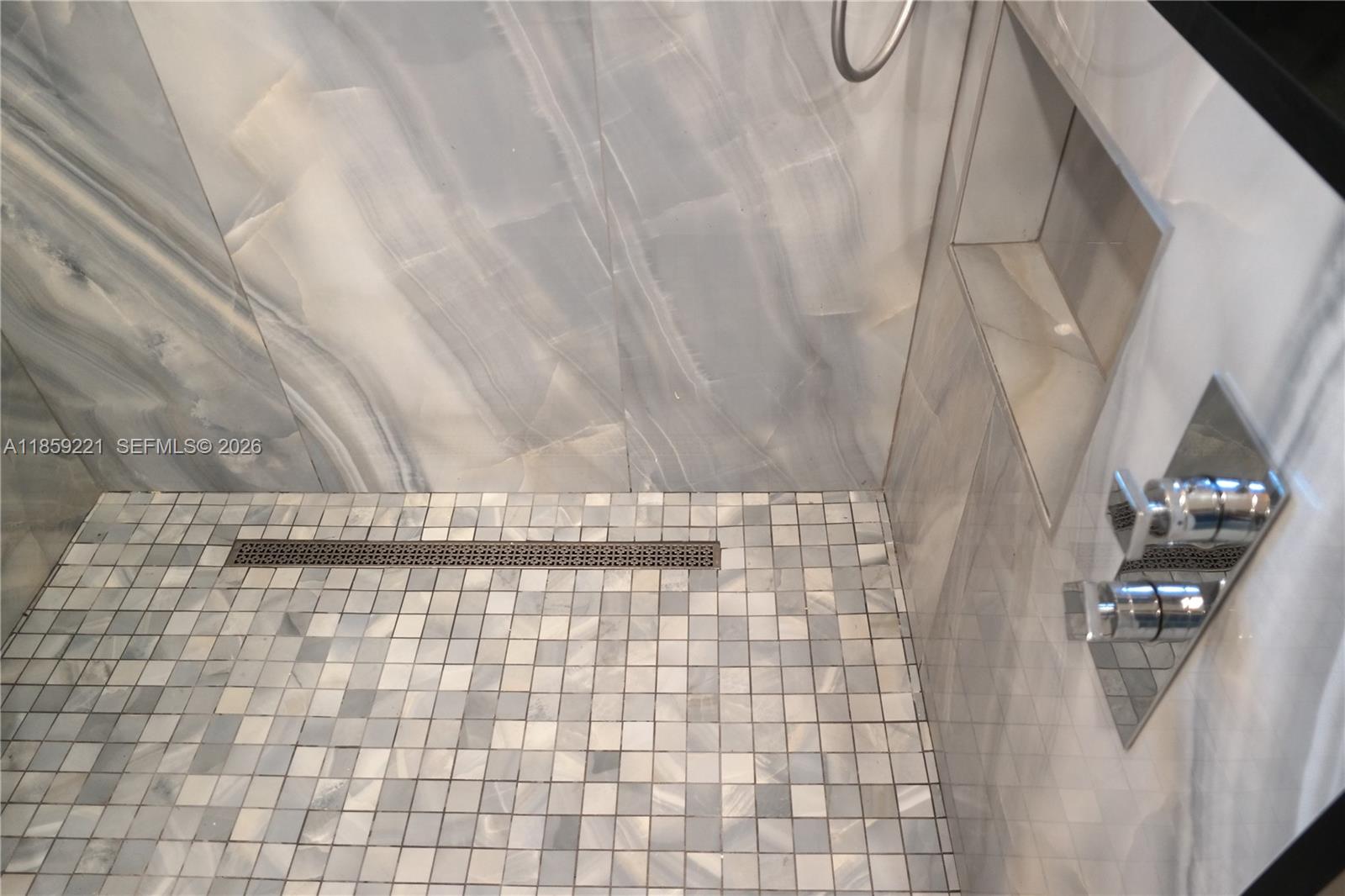 TROPICAL MANORS - Residential