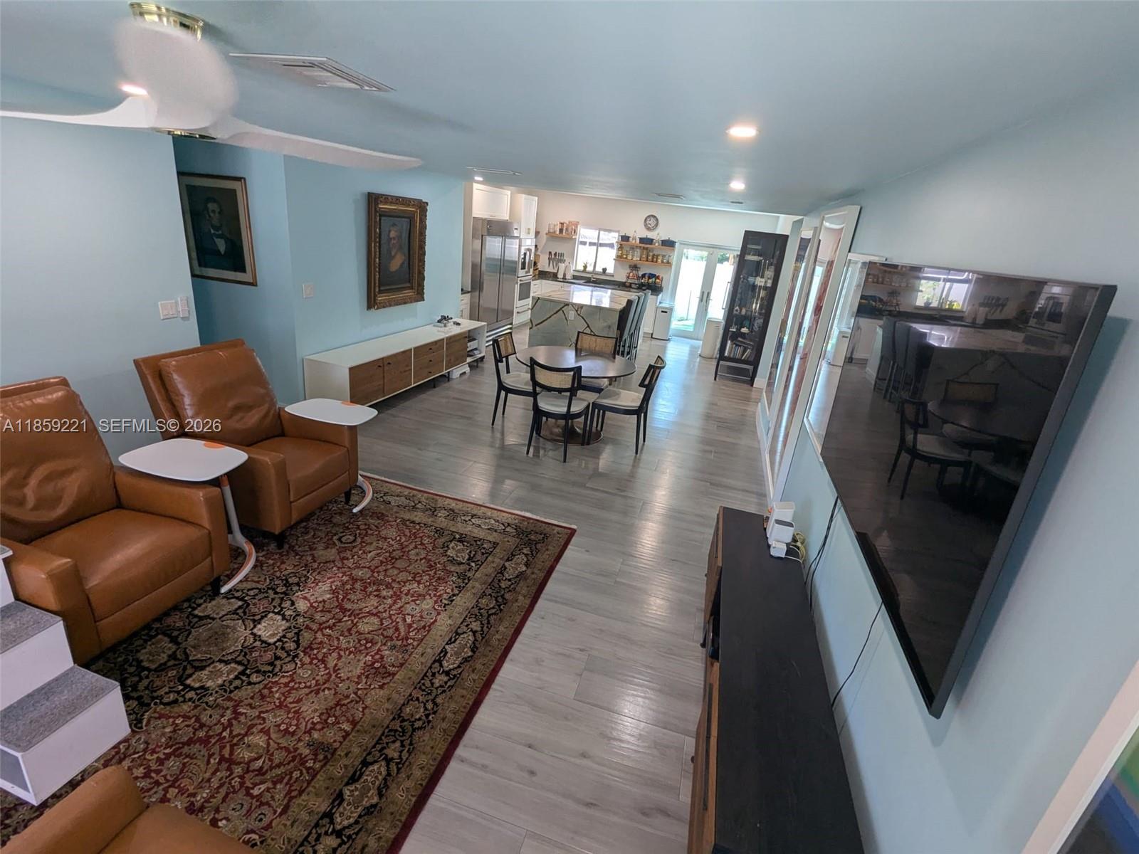 TROPICAL MANORS - Residential