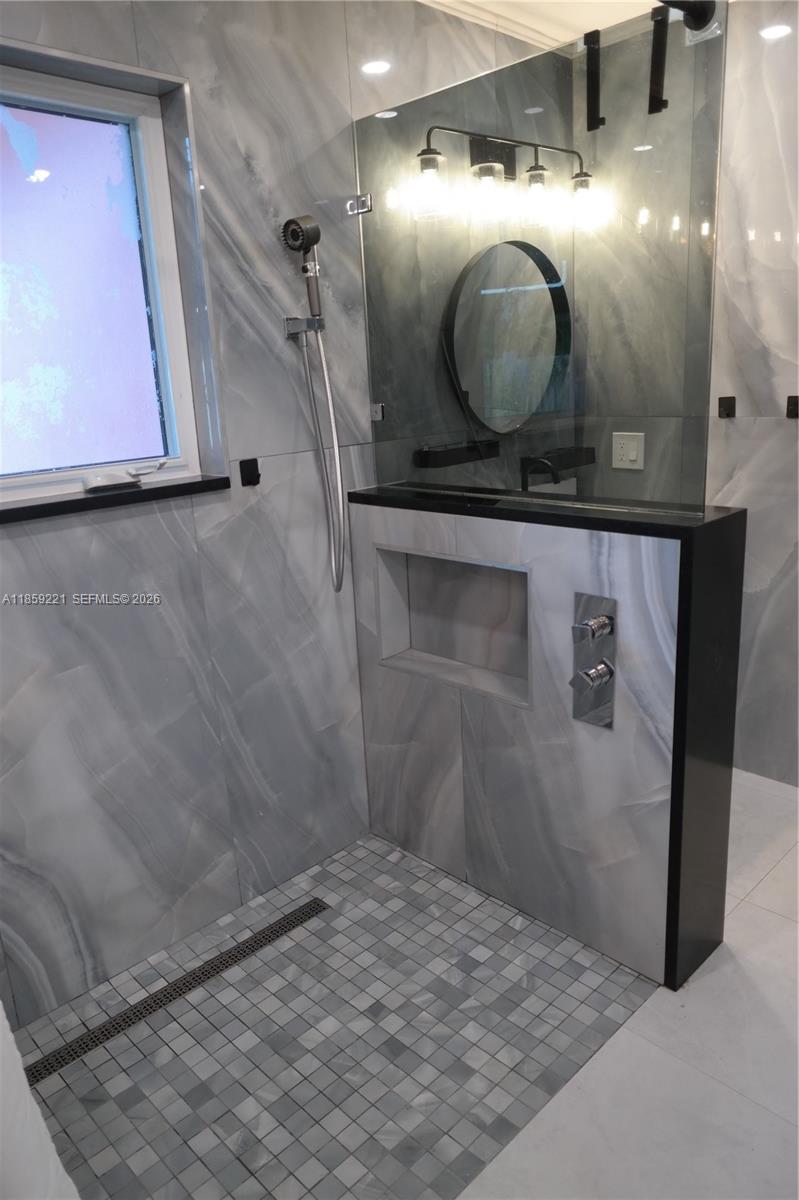 TROPICAL MANORS - Residential