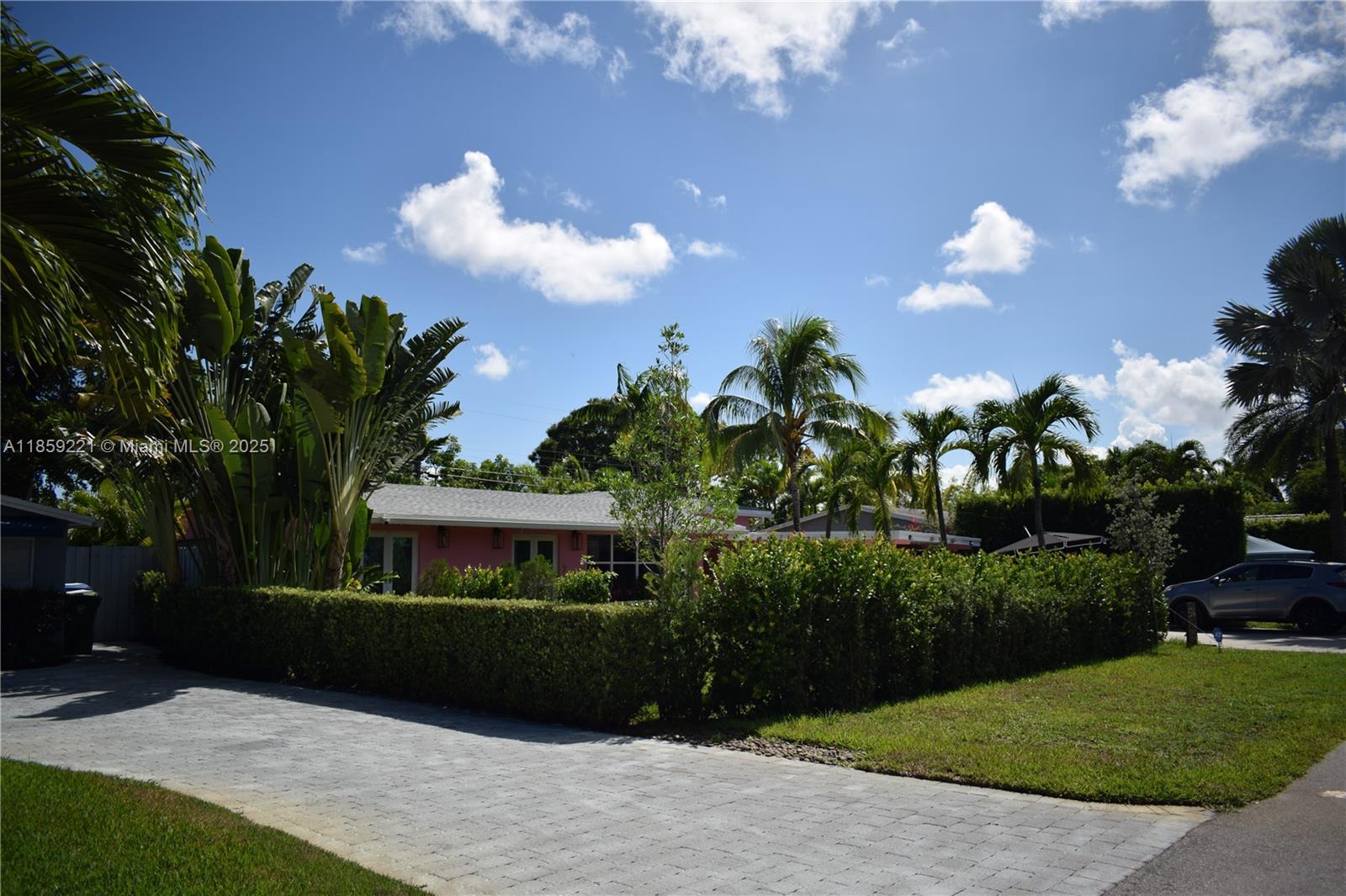 TROPICAL MANORS - Residential