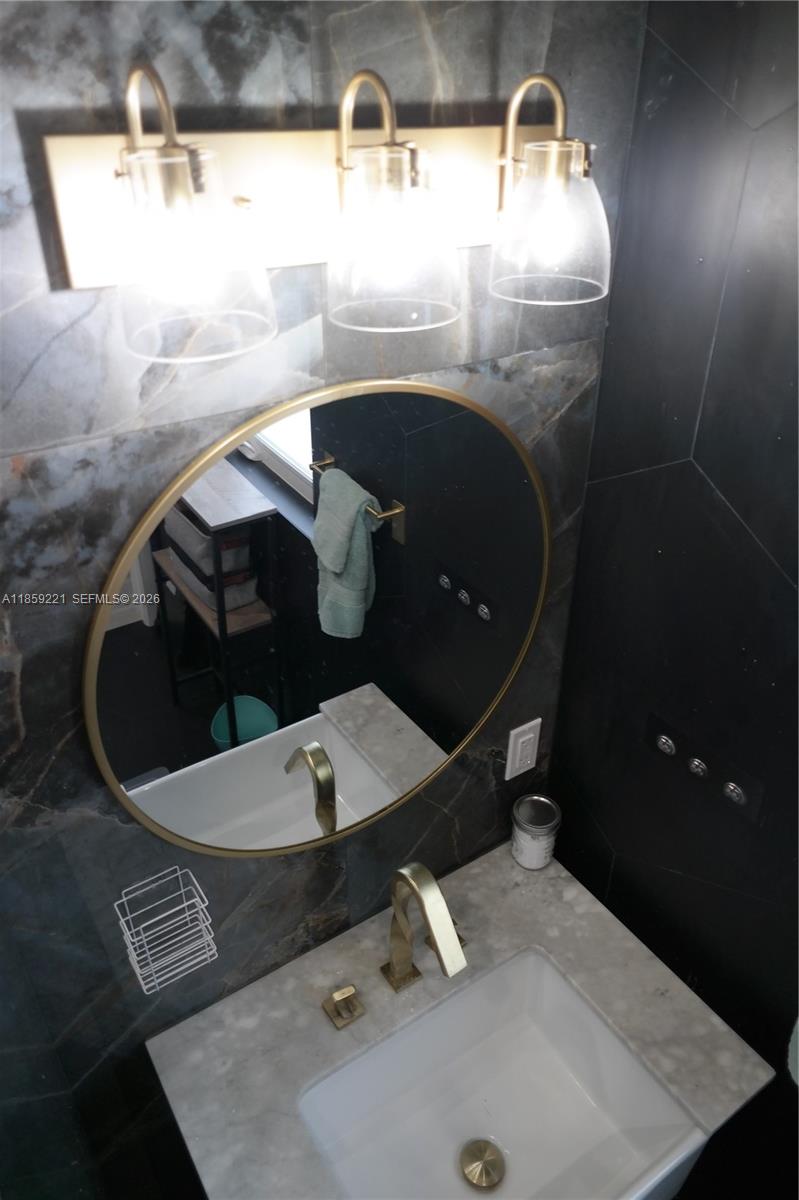 TROPICAL MANORS - Residential