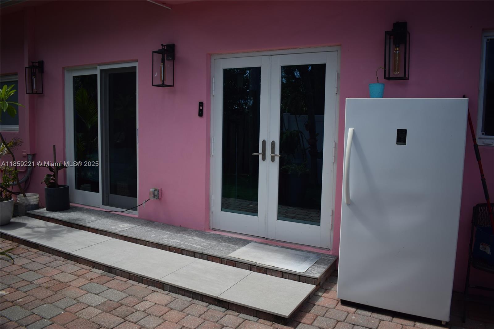 TROPICAL MANORS - Residential