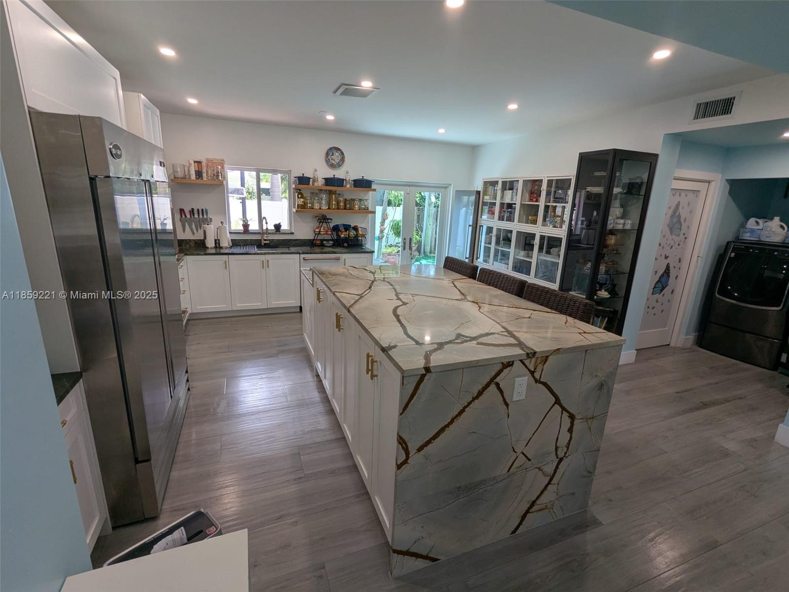 TROPICAL MANORS - Residential