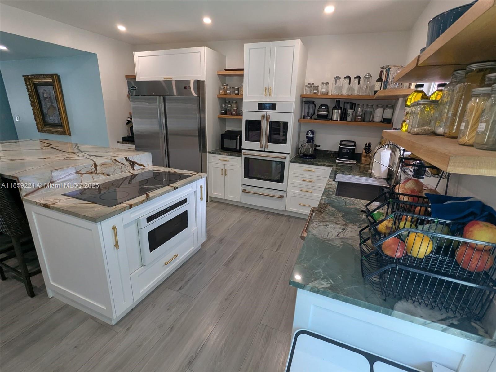 TROPICAL MANORS - Residential