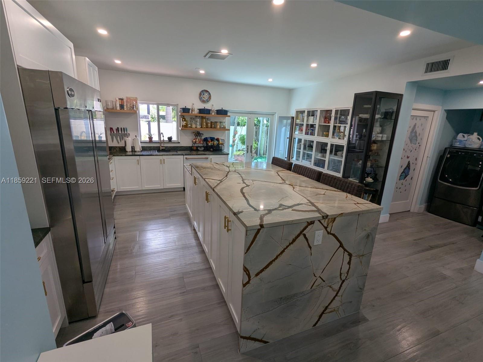 TROPICAL MANORS - Residential