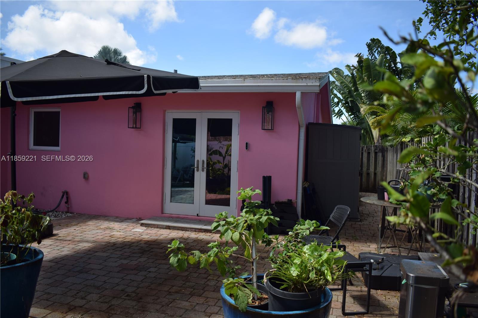 TROPICAL MANORS - Residential