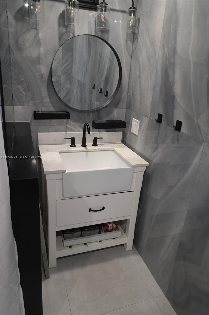 TROPICAL MANORS - Residential