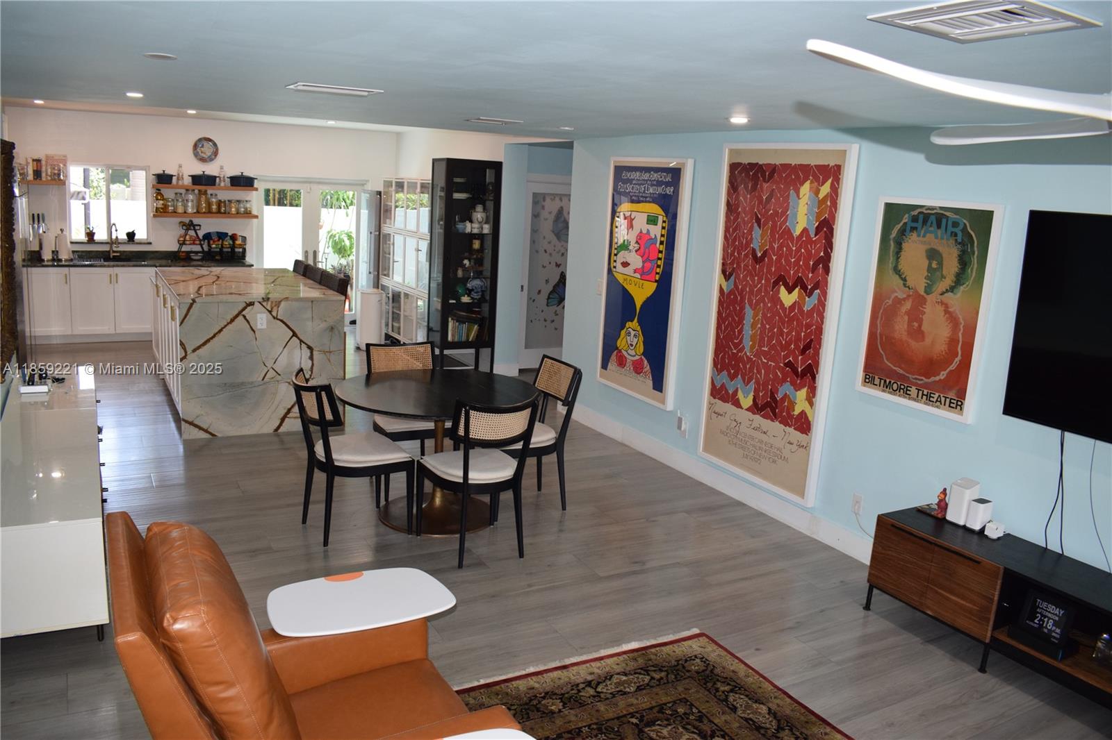 TROPICAL MANORS - Residential