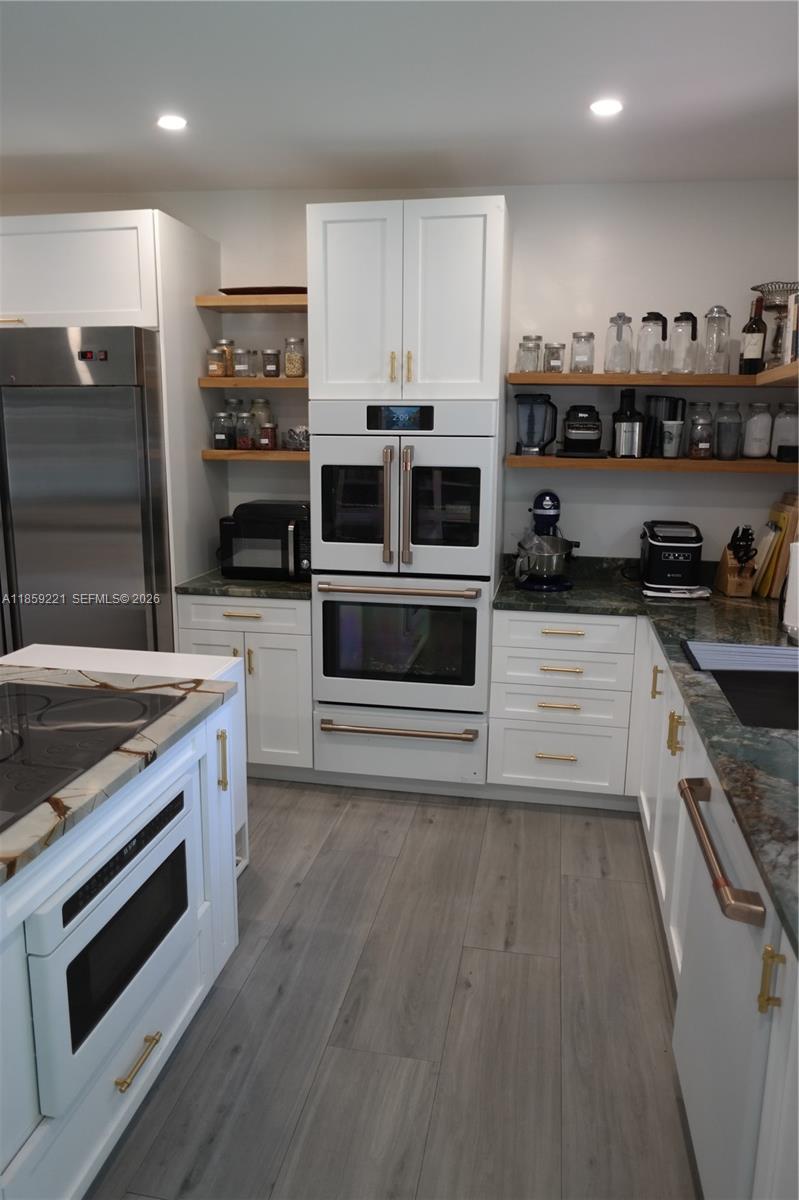 TROPICAL MANORS - Residential