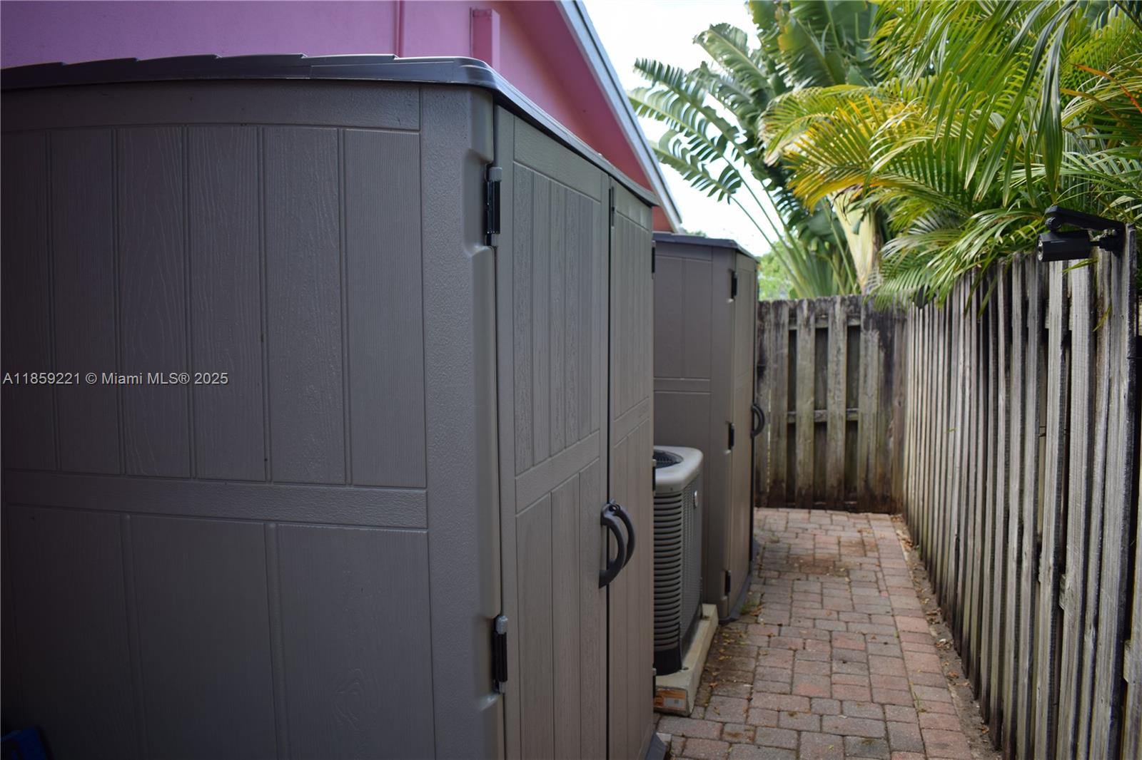 TROPICAL MANORS - Residential