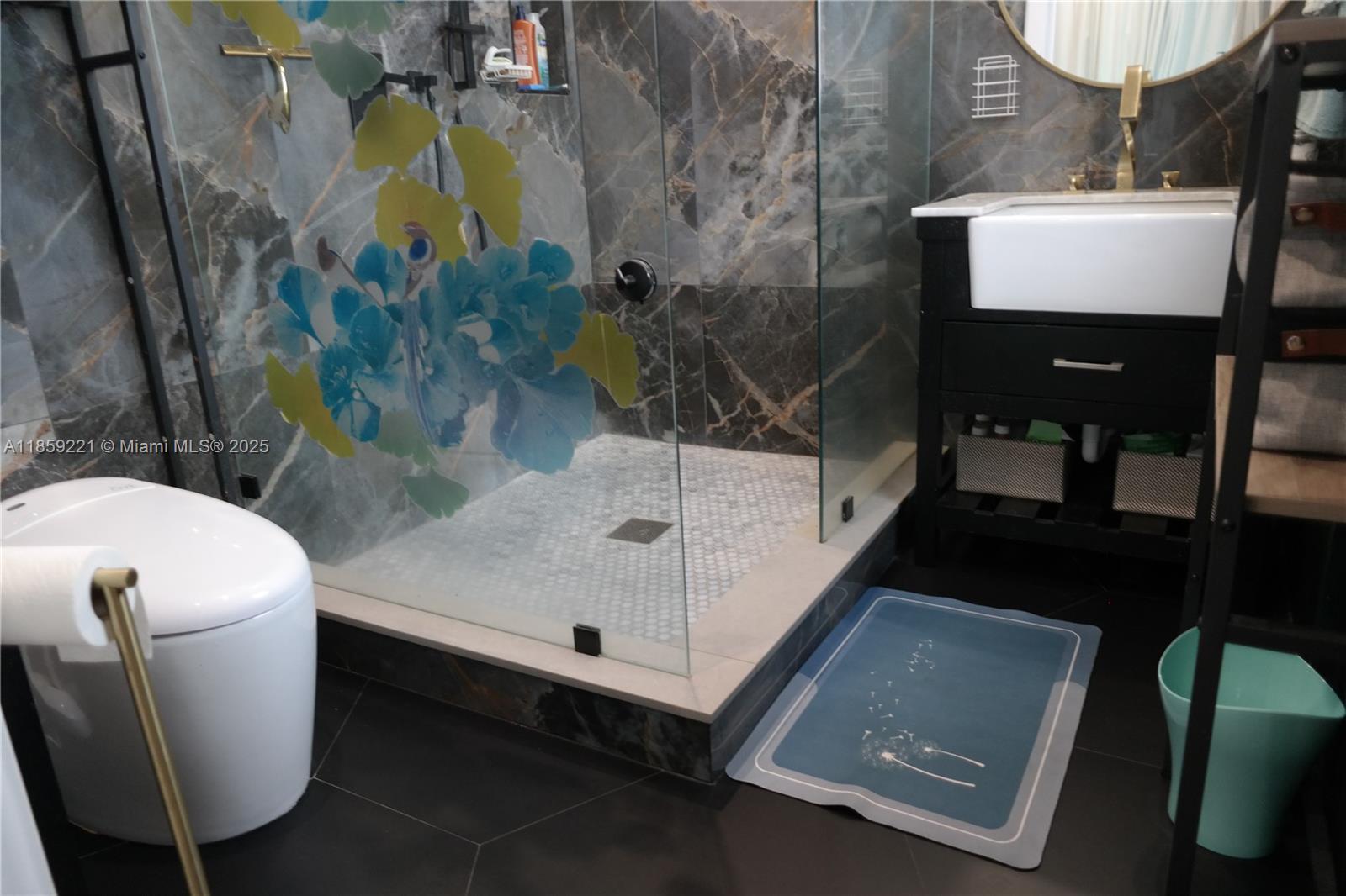 TROPICAL MANORS - Residential