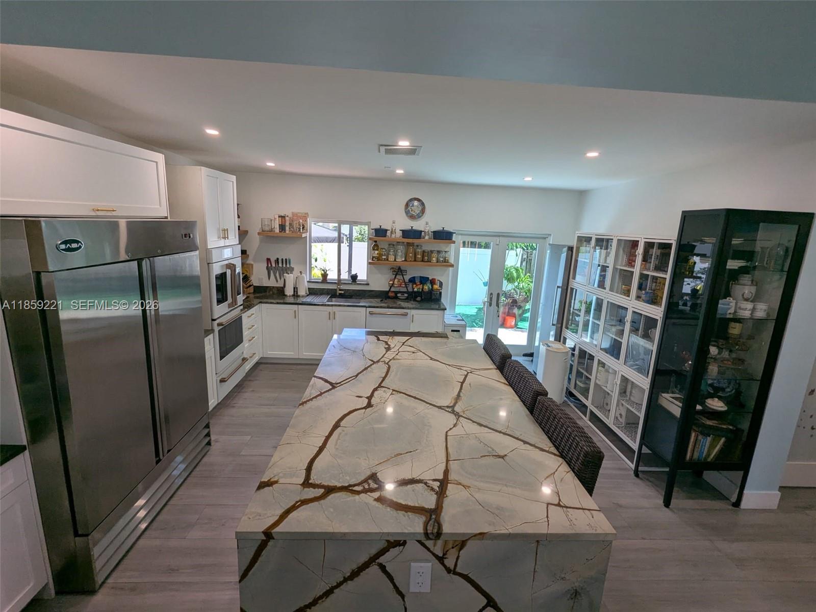 TROPICAL MANORS - Residential