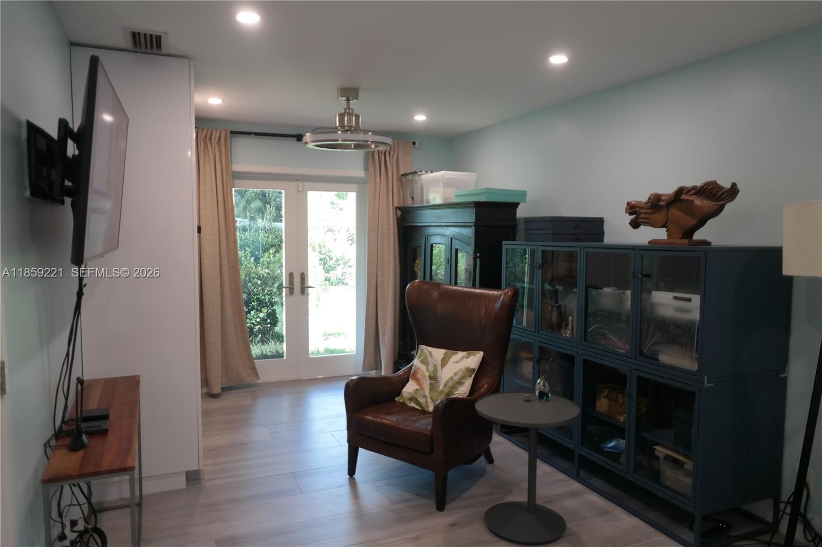 TROPICAL MANORS - Residential