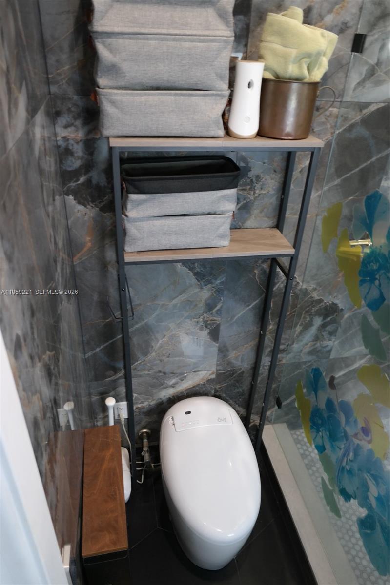 TROPICAL MANORS - Residential