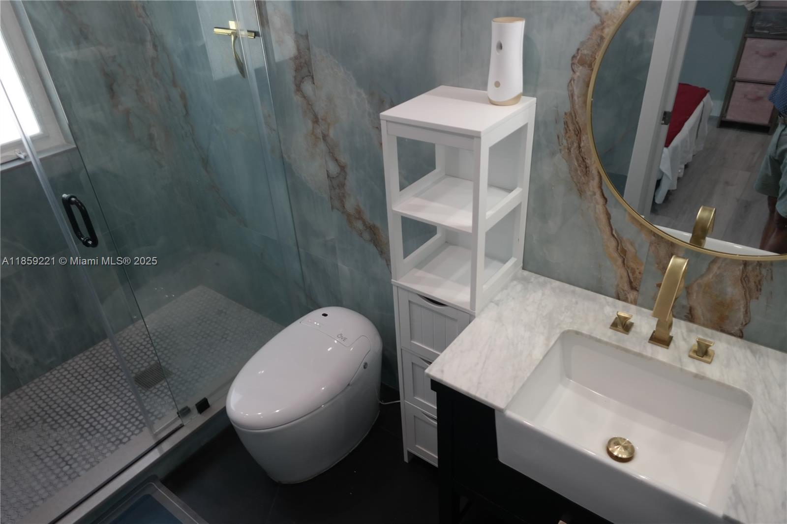 TROPICAL MANORS - Residential