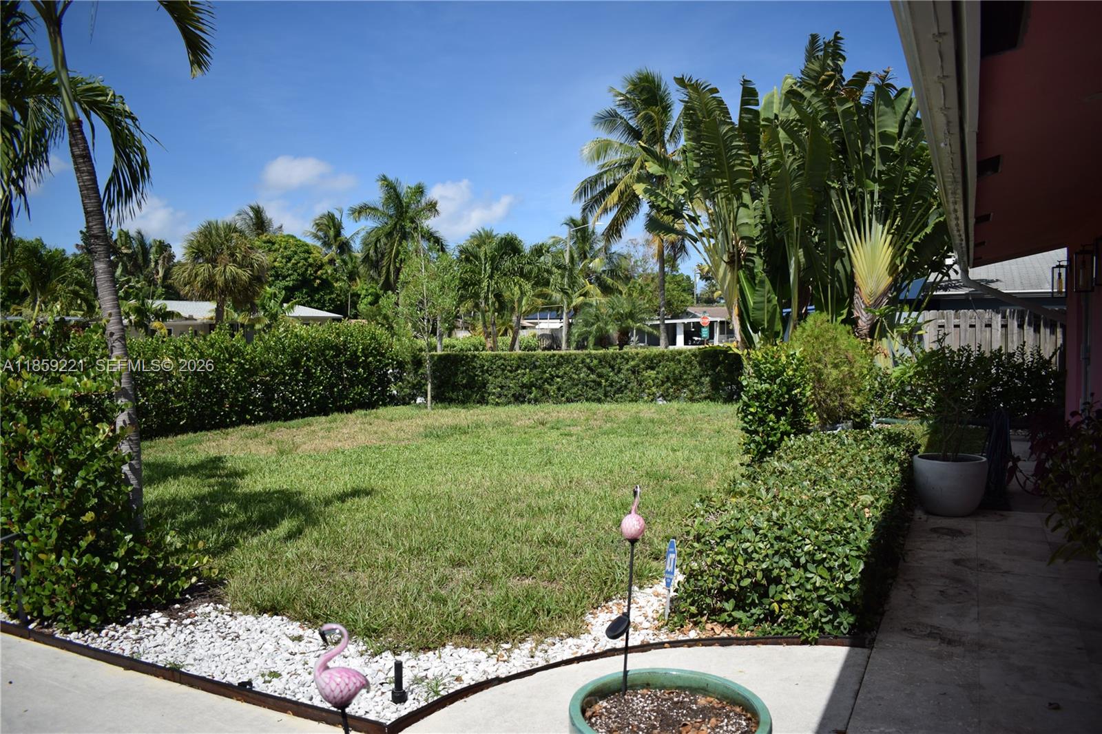 TROPICAL MANORS - Residential