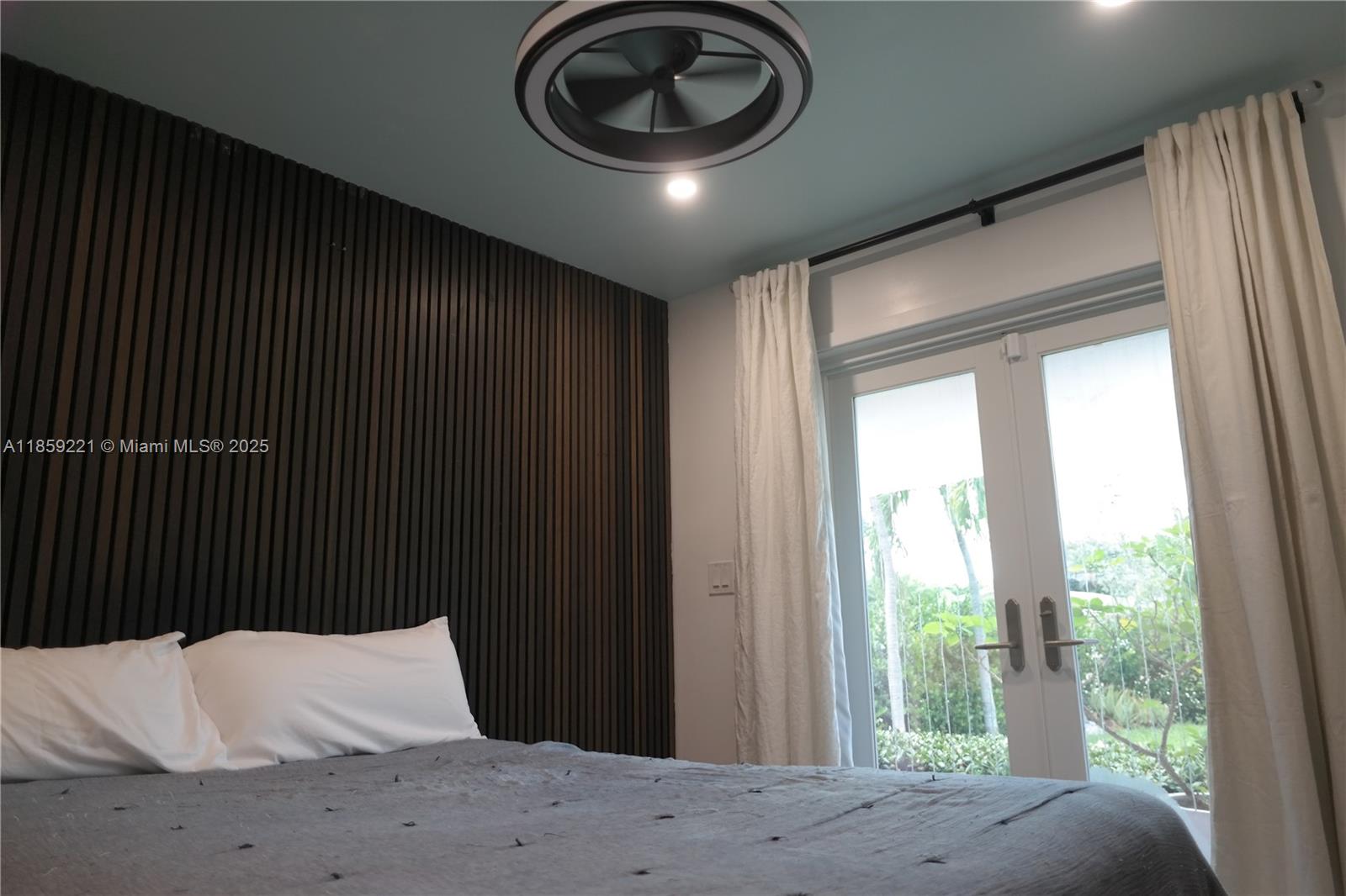 TROPICAL MANORS - Residential