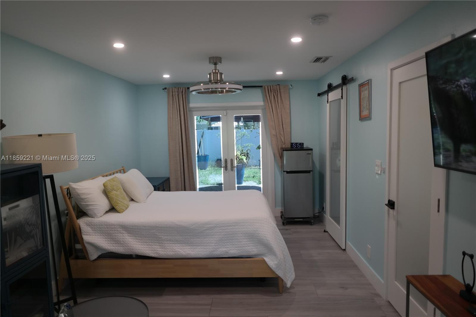 TROPICAL MANORS - Residential