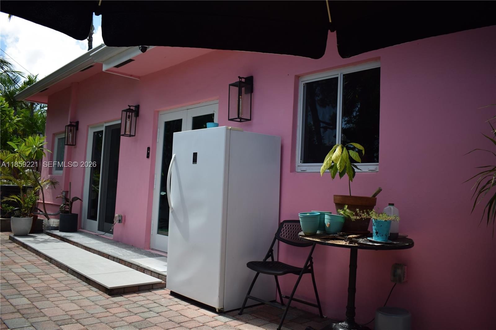 TROPICAL MANORS - Residential