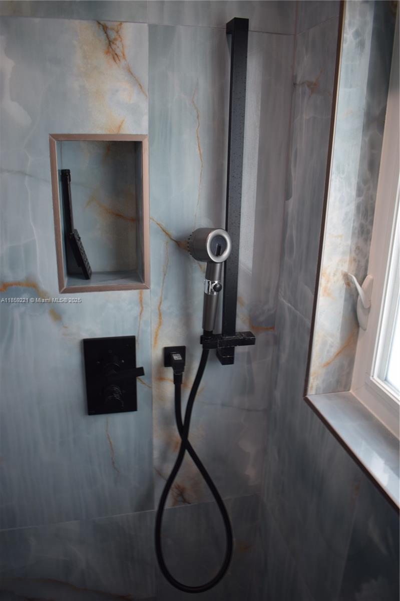 TROPICAL MANORS - Residential