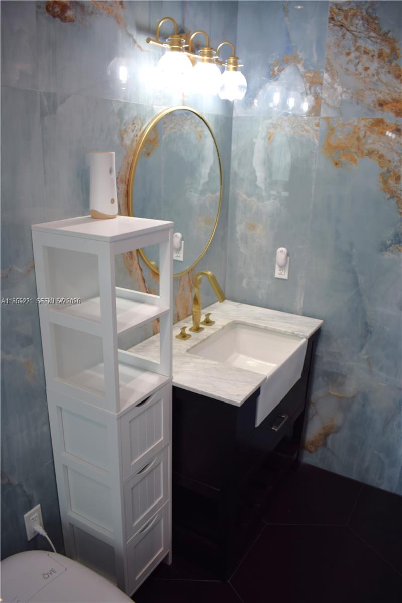 TROPICAL MANORS - Residential