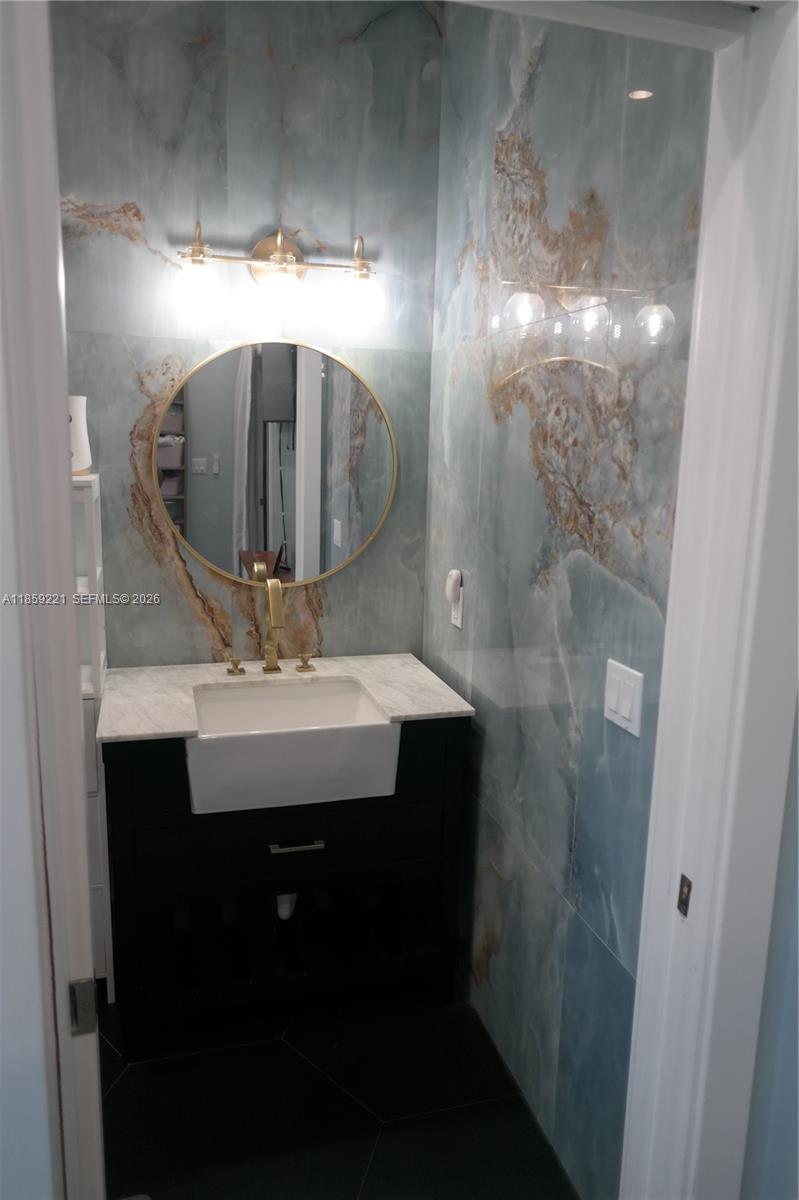 TROPICAL MANORS - Residential