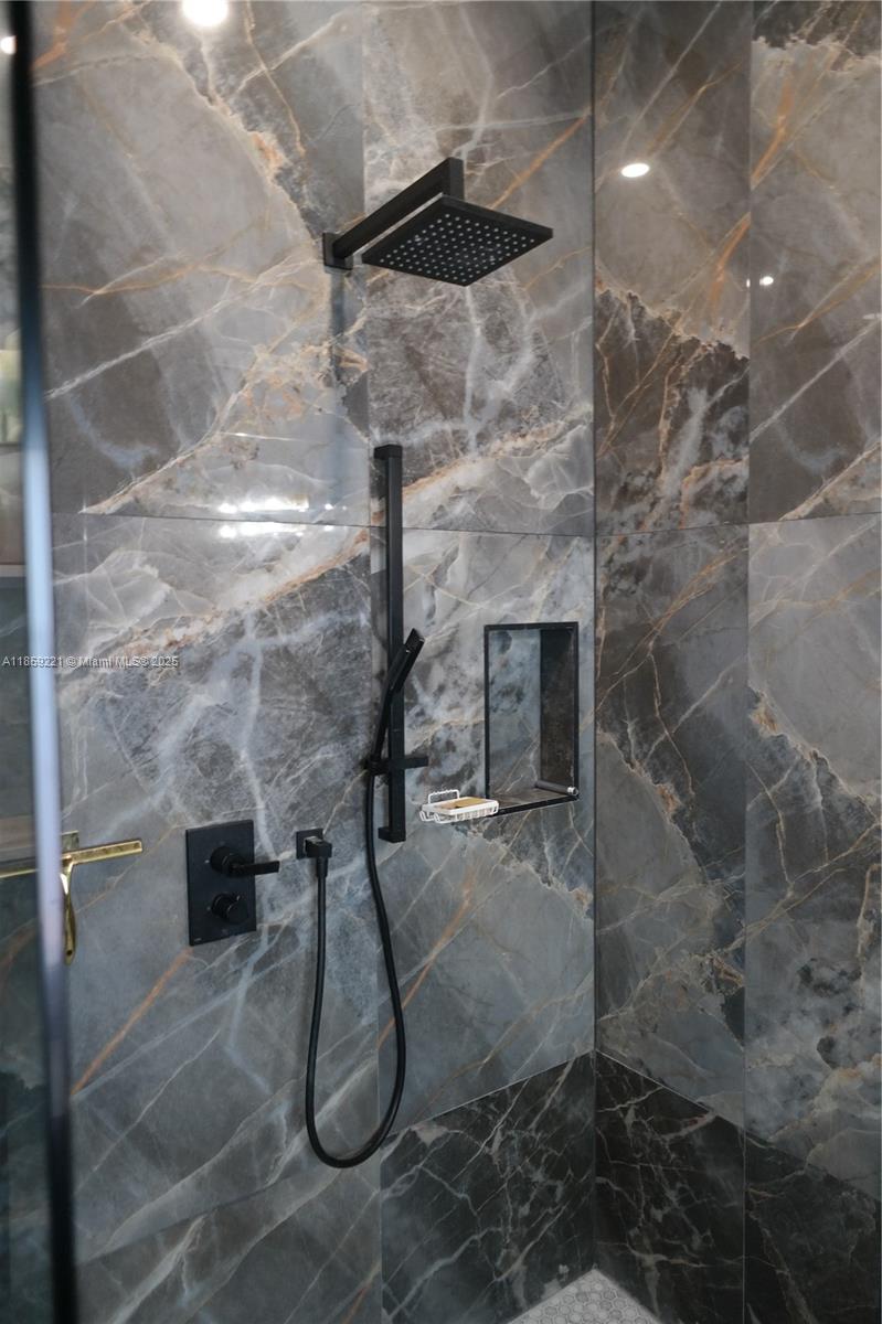 TROPICAL MANORS - Residential