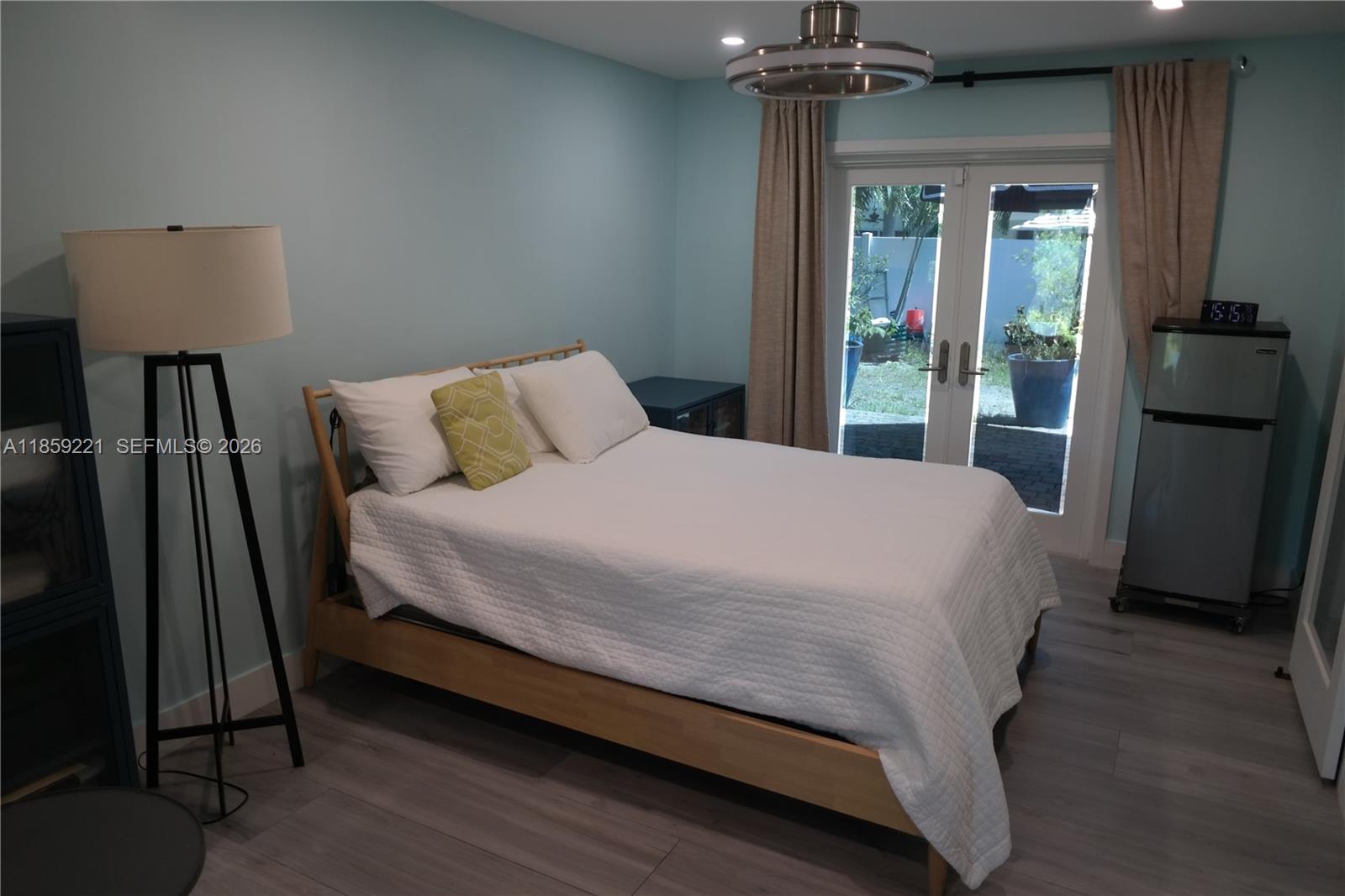 TROPICAL MANORS - Residential